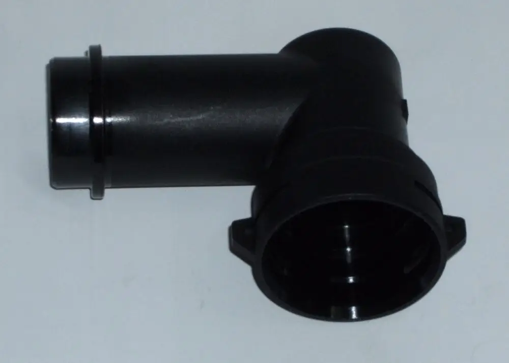 Winkelstecker aus schwarzem Kunststoff, geeignet für die DAIKIN Altherma C Öl-Systeminstallation. Zeigt eine geformte Verbindung mit Anschlüssen.